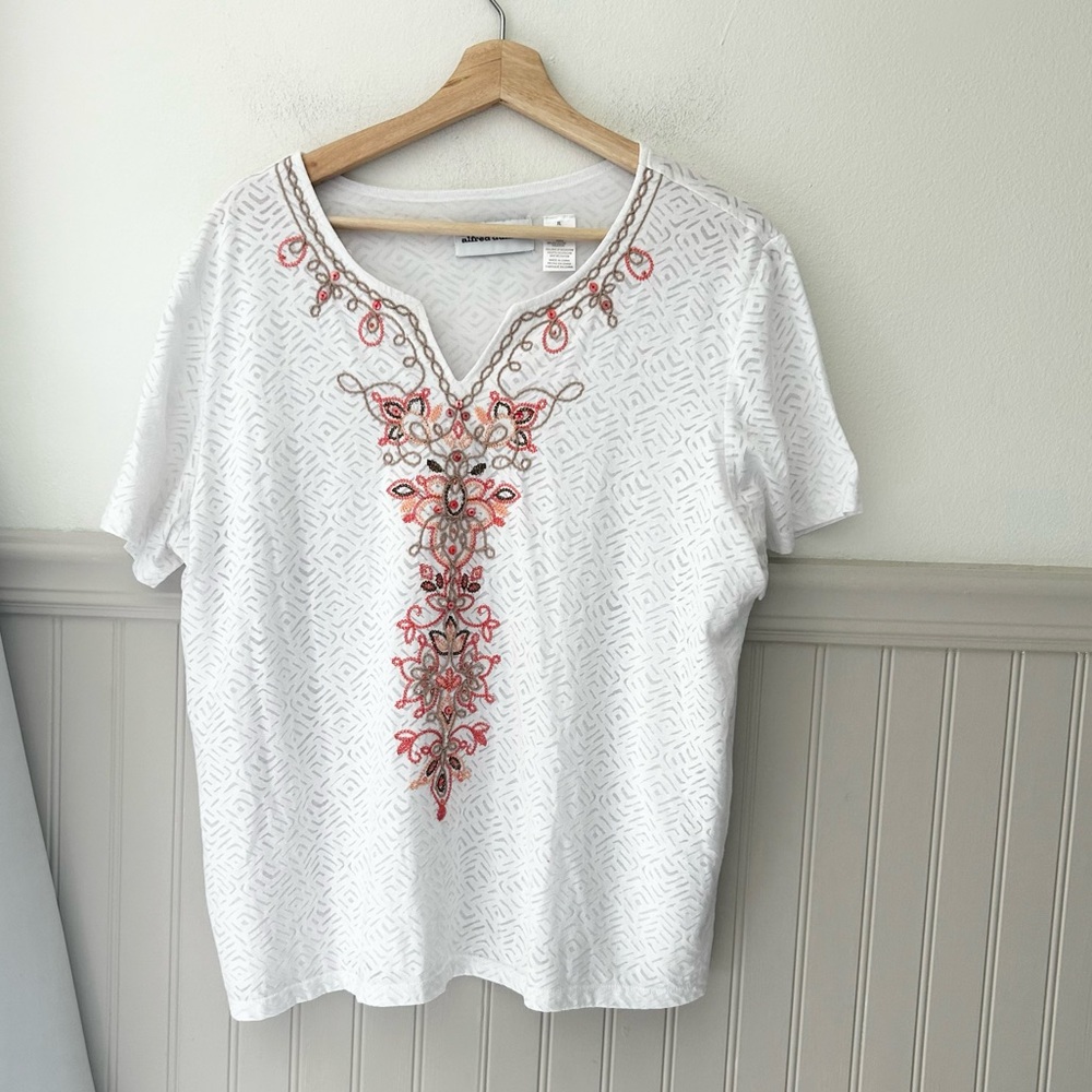 Alfred Dunner XL VNeck White Top with Pink Embroidery